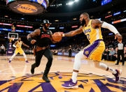 独行侠击败快船，霍林斯助攻绝杀制胜